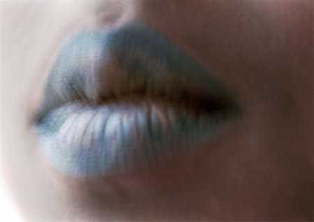 simsearch:695-03384266,k - Frau trägt blaue Lippenstift, Nahaufnahme des Mundes teilweise Schatten verschwommen. Stockbilder - Premium RF Lizenzfrei, Bildnummer: 695-03383202