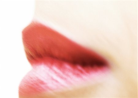 simsearch:695-03383149,k - Frau mit roten Lippenstift, Nahaufnahme von Mund, unscharf, Seitenansicht Stockbilder - Premium RF Lizenzfrei, Bildnummer: 695-03383215