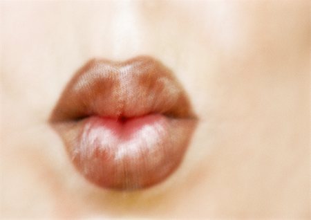 Woman wearing red lipstick, close up of puckered lips, blurred. Foto de stock - Sin royalties Premium, Código: 695-03383222