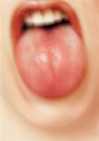 simsearch:400-06329732,k - Près de la bouche de la femme avec la langue sortie, floue. Photographie de stock - Premium Libres de Droits, Code: 695-03383307