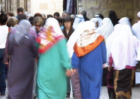 simsearch:696-03399744,k - Israël, Jérusalem, les femmes portaient le foulard, marchant dans une rue bondée, vue arrière Photographie de stock - Premium Libres de Droits, Code: 695-03383569