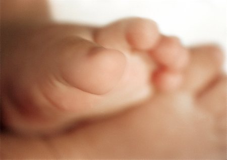 simsearch:632-03630087,k - Baby's feet, close-up Foto de stock - Sin royalties Premium, Código: 695-03383875