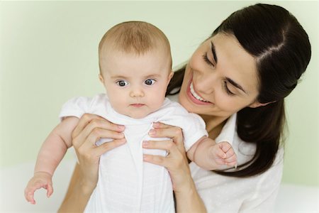 simsearch:649-07437296,k - Holding mère bébé, souriant Photographie de stock - Premium Libres de Droits, Code: 695-03390072