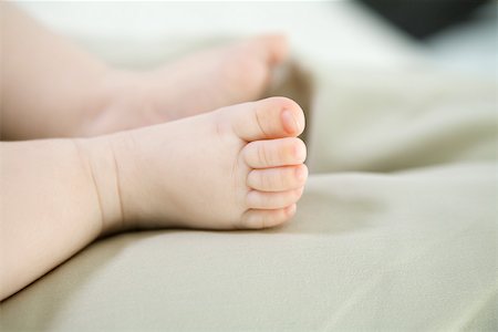 simsearch:632-03630087,k - Infant's bare feet, close-up Foto de stock - Sin royalties Premium, Código: 695-03390080