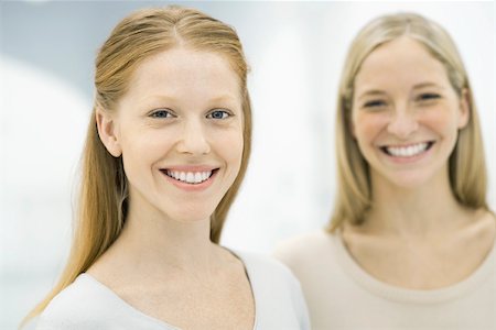 simsearch:632-03424176,k - Two women smiling at camera, portrait Foto de stock - Sin royalties Premium, Código: 695-03390182