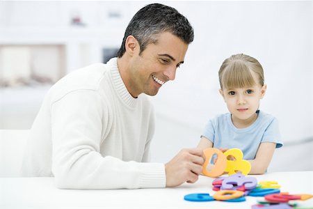 simsearch:695-03380035,k - Father and daughter playing with number toys, girl looking at camera Foto de stock - Royalty Free Premium, Número: 695-03390249