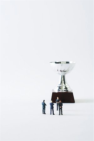 simsearch:695-05768011,k - Les hommes d'affaires de miniature debout face à face devant trophy Photographie de stock - Premium Libres de Droits, Code: 695-03390414