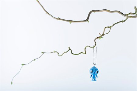 simsearch:696-03402881,k - Toy hanging from tree branch Foto de stock - Sin royalties Premium, Código: 695-03390419