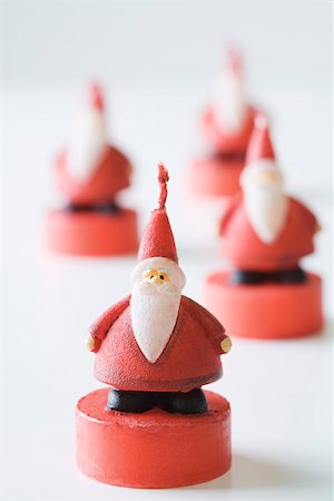 simsearch:695-03390441,k - Santa Claus candles, focus on foreground Stock Photo - Premium Royalty-Free, Code: 695-03390460