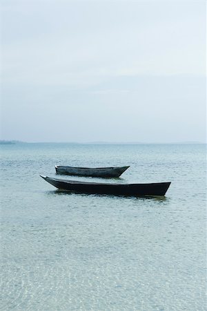 Paire de bateaux vides flottant à côté de l'autre, Zanzibar, Tanzanie Photographie de stock - Premium Libres de Droits, Code: 695-03390569