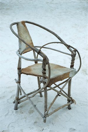 Hand-crafted chair on sand, Zanzibar, Tanzania Foto de stock - Royalty Free Premium, Número: 695-03390594