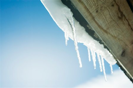 stalactite (de glace) - Icicles hanging from ledge, low angle view Foto de stock - Sin royalties Premium, Código: 695-03390607