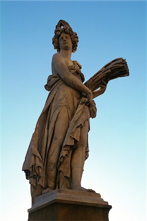 ponte santa trinita - Statue de Florence, l'Italie, de Ponte Santa Trinita Photographie de stock - Premium Libres de Droits, Code: 696-05780815