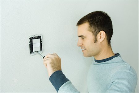 Man removing light switch cover Foto de stock - Sin royalties Premium, Código: 696-03394164