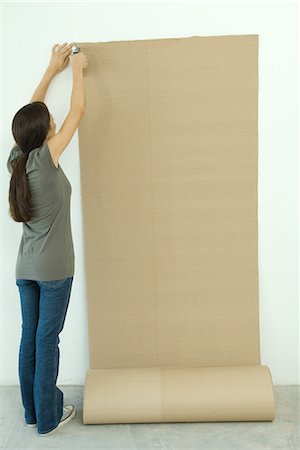 Woman stapling corrugated cardboard to wall Foto de stock - Sin royalties Premium, Código: 696-03394202