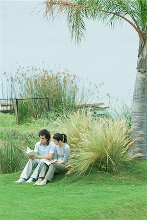 simsearch:632-05400916,k - Couple sitting on grass, reading books Foto de stock - Royalty Free Premium, Número: 696-03394226