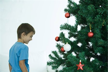 simsearch:696-03394247,k - Garçon debout près d'arbre de Noël Photographie de stock - Premium Libres de Droits, Code: 696-03394238