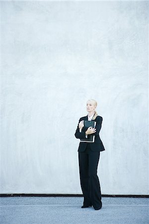 simsearch:614-08871728,k - Young businesswoman standing, arms folded, full length Foto de stock - Royalty Free Premium, Número: 696-03394346