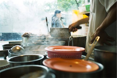 Homme cuisson au stand extérieur, Chine Photographie de stock - Premium Libres de Droits, Code: 696-03394432