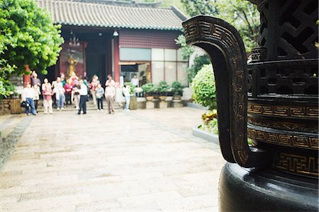 simsearch:696-03394943,k - Tourists in temple courtyard, urn in foreground Stock Photo - Premium Royalty-Free, Code: 696-03394528