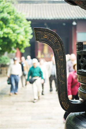 simsearch:696-03394943,k - Tourists in temple courtyard, urn in foreground Stock Photo - Premium Royalty-Free, Code: 696-03394529