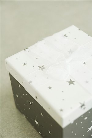 simsearch:632-05991305,k - Christmas gift, on floor, close-up Stock Photo - Premium Royalty-Free, Code: 696-03394552
