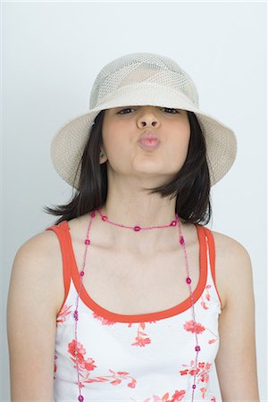 simsearch:695-05766837,k - Teenage girl puckering lips at camera, wearing hat, portrait Foto de stock - Sin royalties Premium, Código: 696-03394575