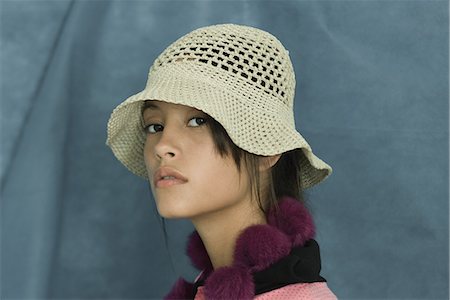 simsearch:696-03394582,k - Teenage girl wearing sun hat, looking at camera, portrait Foto de stock - Royalty Free Premium, Número: 696-03394587