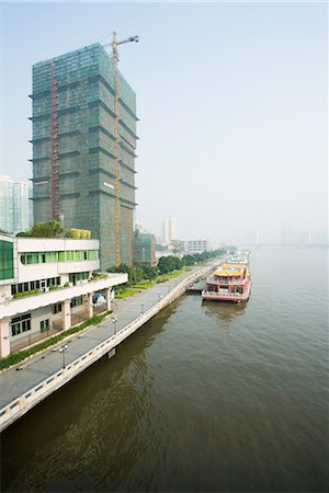 simsearch:696-03395018,k - Barge de Chine, Guangdong Province, garé le long du quai près de grande hauteur en construction Photographie de stock - Premium Libres de Droits, Code: 696-03394733