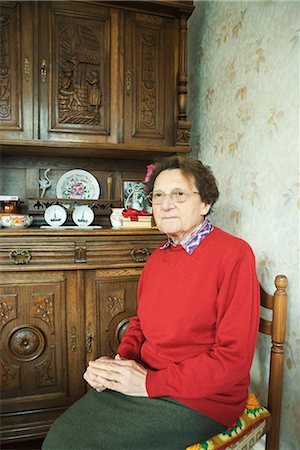 Senior woman sitting in home interior Foto de stock - Sin royalties Premium, Código: 696-03394768