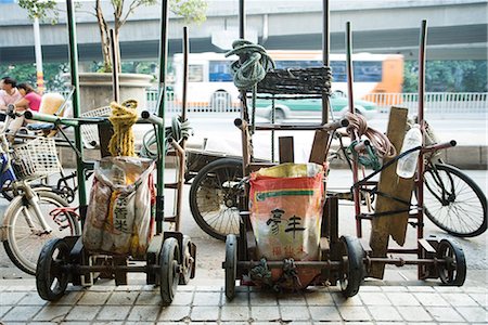 simsearch:696-03394687,k - China, Guangdong Province, Guangzhou, carts parked on sidewalk Foto de stock - Sin royalties Premium, Código: 696-03394895