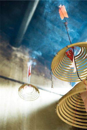 simsearch:851-02959143,k - Incense burning in Chinese temple, low angle view, close-up Foto de stock - Sin royalties Premium, Código: 696-03394954