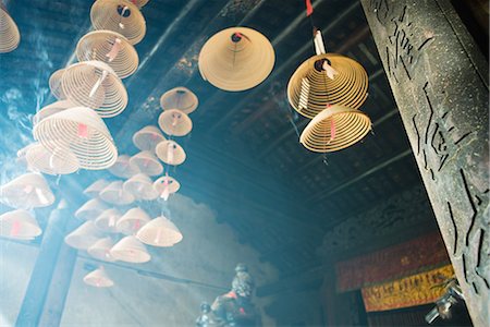 Incense burning in Chinese temple, low angle view Foto de stock - Sin royalties Premium, Código: 696-03394956