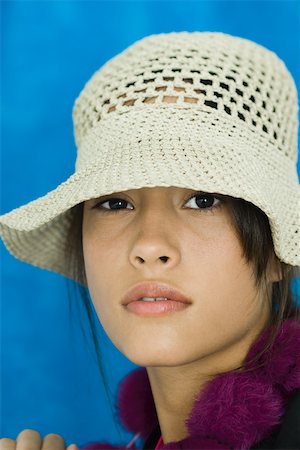 Adolescente portant chapeau, regardant la caméra, portrait Photographie de stock - Premium Libres de Droits, Code: 696-03395002