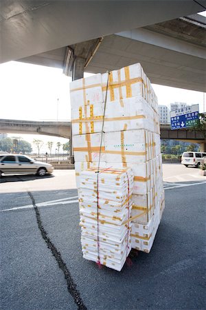 polystyrène - Stack of polystyrene boxes on asphalt Foto de stock - Sin royalties Premium, Código: 696-03395060