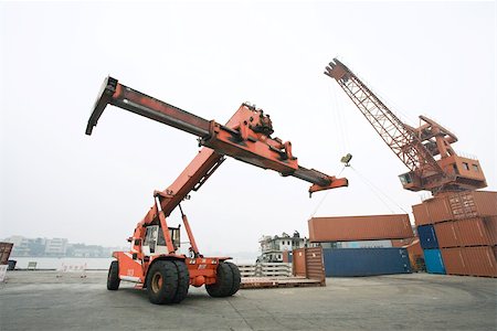 empilhadeira - Cargo loader in shipyard Foto de stock - Royalty Free Premium, Número: 696-03395109