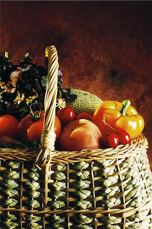 simsearch:633-01272776,k - Assorted fruits and vegetables in basket, cropped view Foto de stock - Royalty Free Premium, Número: 696-03395319