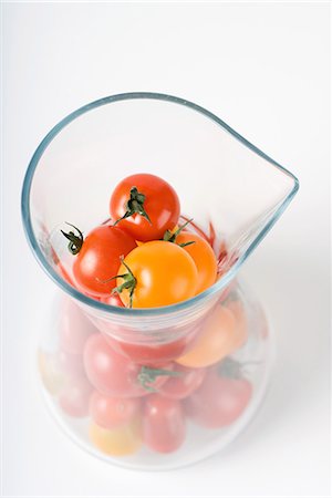 simsearch:633-01573487,k - Red and yellow cherry tomatoes in pitcher, high angle view Foto de stock - Sin royalties Premium, Código: 696-03395558