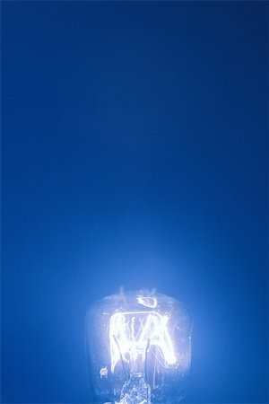 filament - Lightbulb lumineux et fond bleu, gros plan Photographie de stock - Premium Libres de Droits, Code: 696-03395589