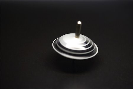 simsearch:696-03395596,k - Spinning top, close-up Fotografie stock - Premium Royalty-Free, Codice: 696-03395597