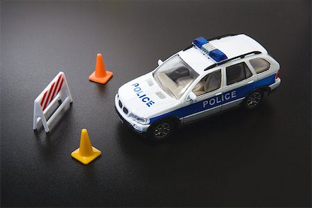 Toy police car and traffic cones, close-up Foto de stock - Sin royalties Premium, Código: 696-03395652