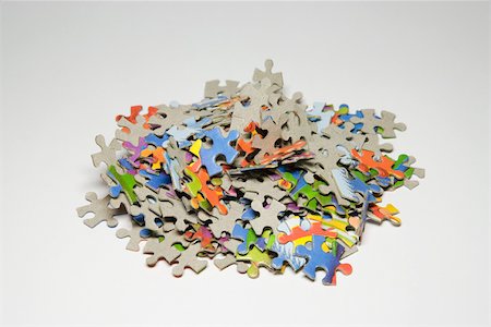 simsearch:696-03395596,k - Jigsaw puzzle pieces in a pile, close-up Fotografie stock - Premium Royalty-Free, Codice: 696-03395696