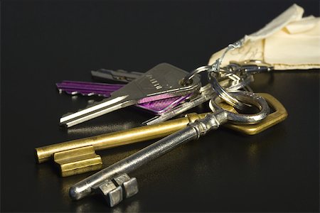 simsearch:696-03395918,k - Assorted keys on key ring, close-up Foto de stock - Sin royalties Premium, Código: 696-03395690