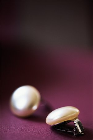 pearl - Clip-on earrings, extreme close-up Stock Photo - Premium Royalty-Free, Code: 696-03395764