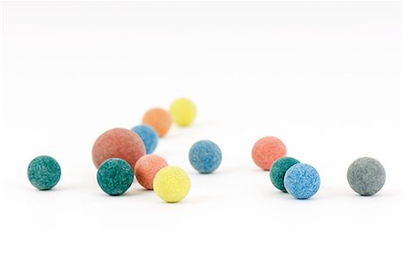 Colorful balls scattered over white surface Foto de stock - Sin royalties Premium, Código: 696-03395798