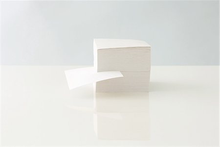 Note block with single sheet coming out Stock Photo - Premium Royalty-Free, Code: 696-03395860