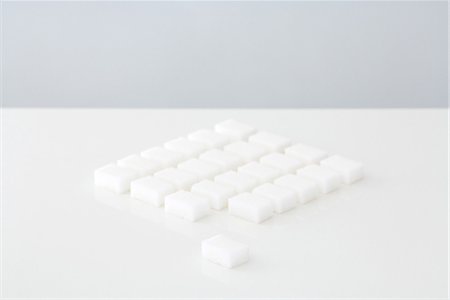 simsearch:695-03390334,k - Sugar cubes arranged on table Foto de stock - Sin royalties Premium, Código: 696-03395878