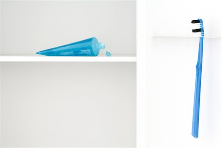 Toothbrush and toothpaste Stock Photo - Premium Royalty-Free, Code: 696-03395895