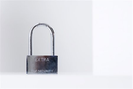 simsearch:696-03395595,k - Padlock engraved with the words "extra top security" Fotografie stock - Premium Royalty-Free, Codice: 696-03395916