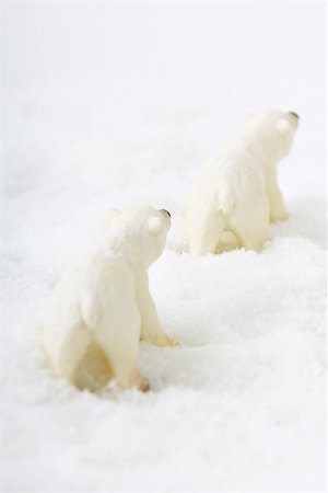 simsearch:700-02637499,k - Peluches d'ours polaires dans la neige, vue arrière Photographie de stock - Premium Libres de Droits, Code: 696-03395944